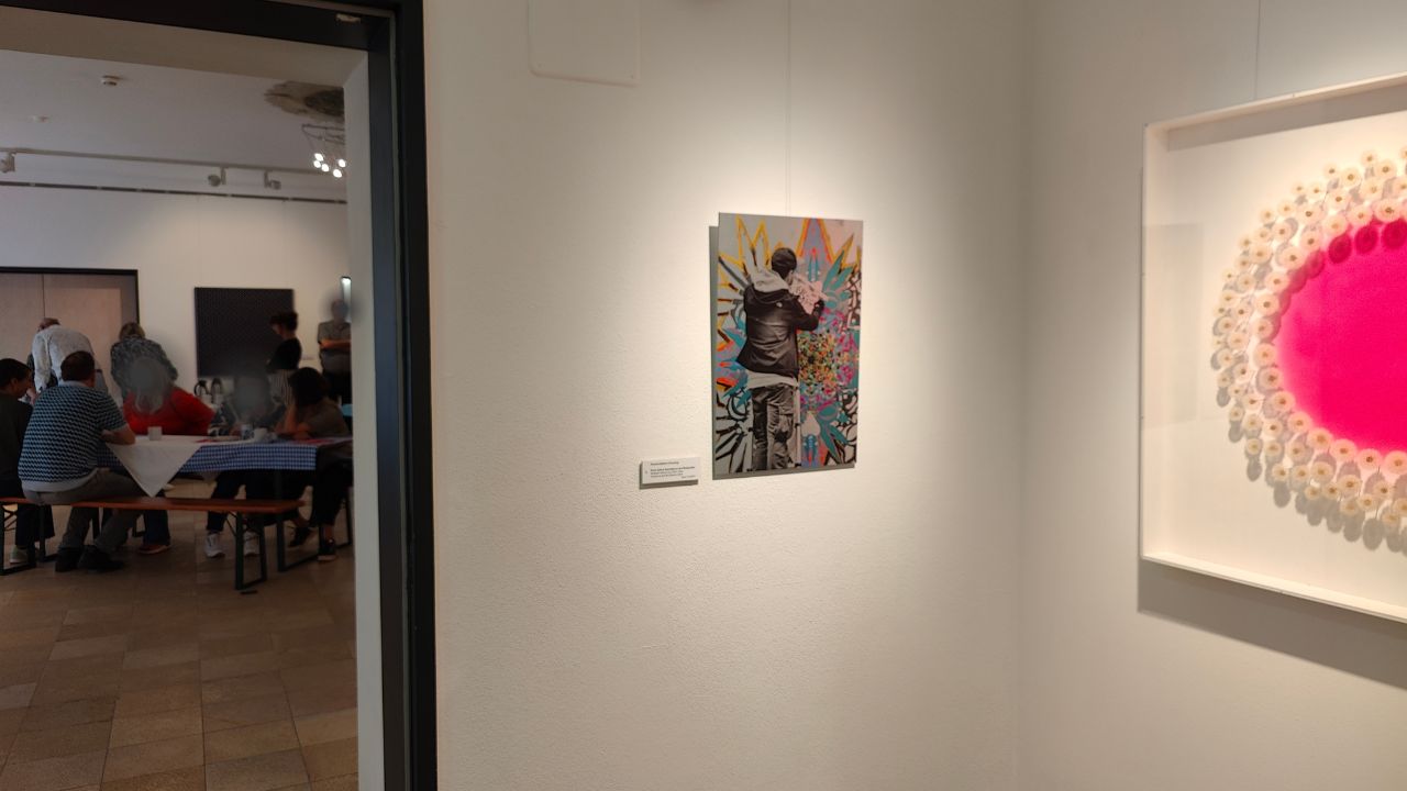 KULT Krumbach Kunstausstellung im Mittelschwäbischen Heimatmuseum von Krumbach Landkreis Günzburg, Zwei Kunstwerke sind zu sehen, darunter ein Alu-Dibond von Erwa.one