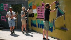 Teambuilding Event Streetart und Graffiti zwei Personen sprühen gemeinsam eine Wandfläche an urbane kultur Augsburg ErwaOne Teamwork und Miteinander