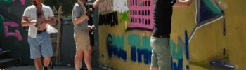 Teambuilding Event Streetart und Graffiti zwei Personen sprühen gemeinsam eine Wandfläche an urbane kultur Augsburg ErwaOne Teamwork und Miteinander