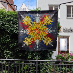 Kunstkanal Augsburg Installation von Urban Art Streetart Künstler ErwaOne am Lechkanal in der Altstadt. Sommer. Eine bunt gestaltete Plane hängt von zwei Ständern über einem Wasserkanal.