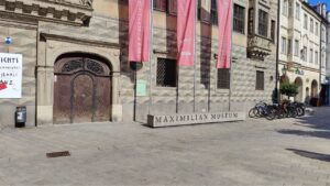 Print the City Streetart Intervention durch ErwaOne in Augsburg in Kooperation mit den Kunstsammlungen und museen von Augsburg vor dem Maximiliansmuseum (Fuggerplatz). Blick auf das Maximiliansmuseum und seiner Fassade