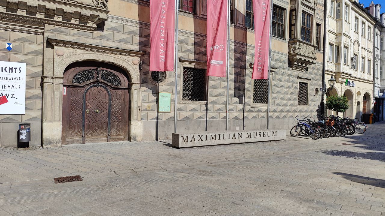 Print the City Streetart Intervention durch ErwaOne in Augsburg in Kooperation mit den Kunstsammlungen und museen von Augsburg vor dem Maximiliansmuseum (Fuggerplatz). Blick auf das Maximiliansmuseum und seiner Fassade