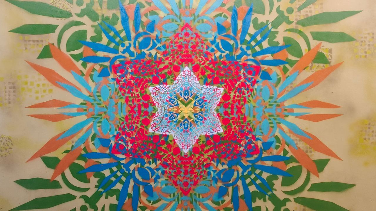 Neue Ornamente by Erwa.one Passagengestaltung der Zederpassage am Hauptplatz von Landsberg am Lech, Streetart und urbane Kunst, professionnelle Auftragsarbeit mit einzigartigen Schablonen-Motiven.