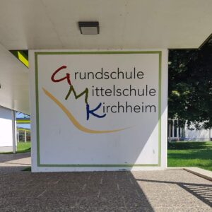 Grundschule Mittelschule Kirchheim Pausenhof und Eingang zum Schulgelände