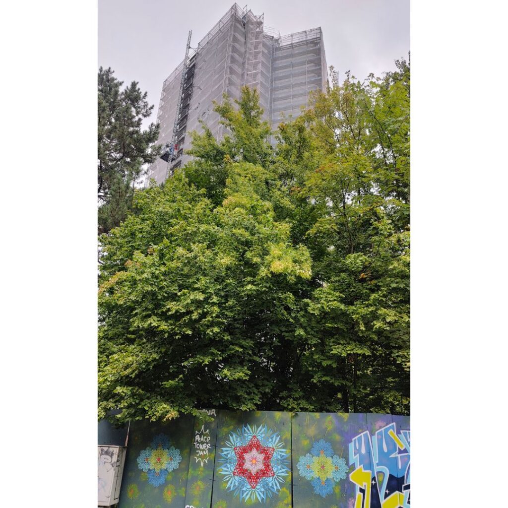 Peace Tower Jam am zukünftigen Studentenwohnheim Lechbrücke in Augsburg. Streetart und Graffiti auf Bauzäunen sorgen für Farbe und Miteinander. Der Turm ragt im Hintergrund in die Höhe