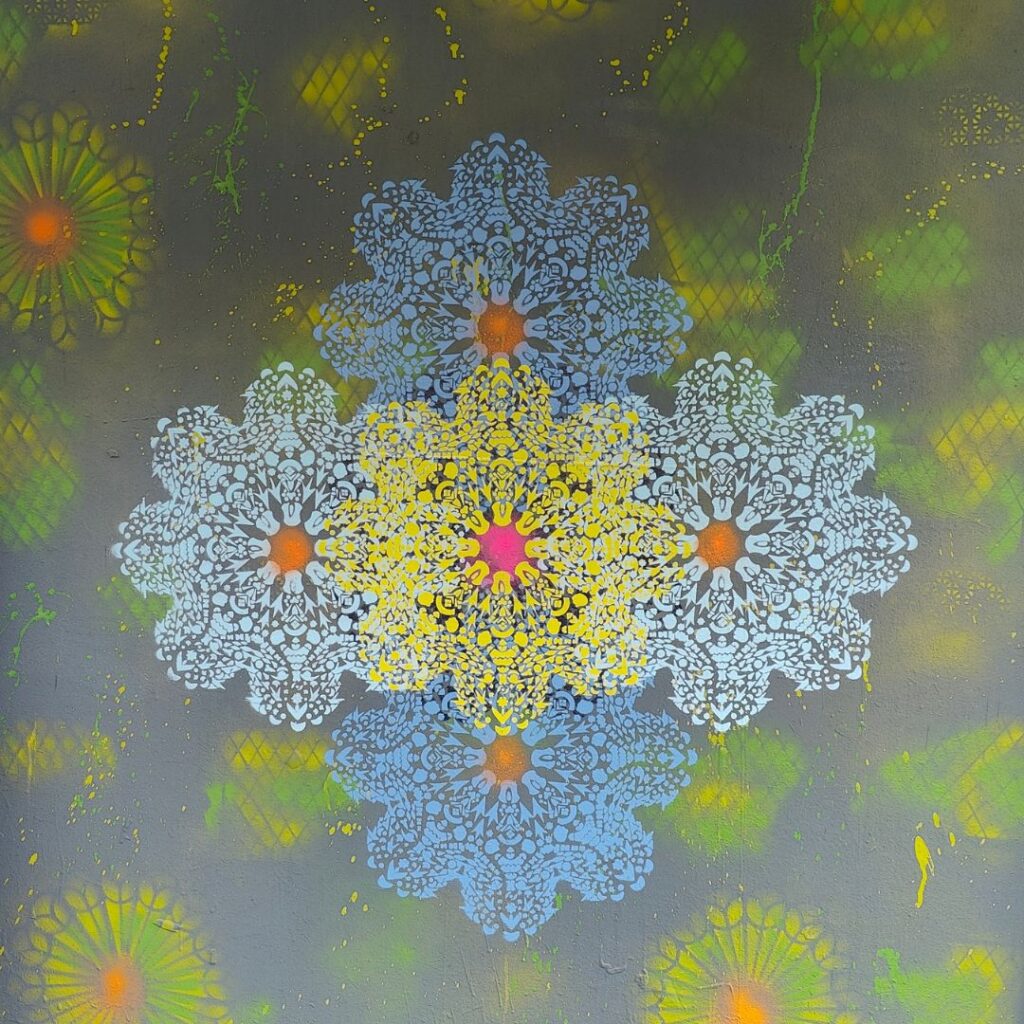 Peace Tower Jam am zukünftigen Studentenwohnheim Lechbrücke in Augsburg. Streetart und Graffiti auf Bauzäunen sorgen für Farbe und Miteinander. Das Kunst Konzept neue Ornamente ist auf dem Bild in blau und gelb zu sehen und filigranen Schablonen