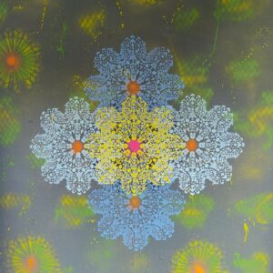 Peace Tower Jam am zukünftigen Studentenwohnheim Lechbrücke in Augsburg. Streetart und Graffiti auf Bauzäunen sorgen für Farbe und Miteinander. Das Kunst Konzept neue Ornamente ist auf dem Bild in blau und gelb zu sehen und filigranen Schablonen