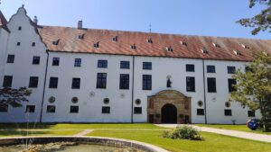 Ein mittelalterliches Schloss aus der Barock bzw. Renaissance Zeit Schloss Kirchheim (Schwaben). Davor ein Brunnen mit Fontäne