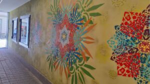 Neue Ornamente by Erwa.one Passagengestaltung der Zederpassage am Hauptplatz von Landsberg am Lech, Streetart und urbane Kunst, professionnelle Auftragsarbeit mit einzigartigen Schablonen-Motiven. Seitenansicht auf die gestaltete Wand mit der Passage