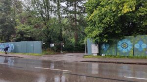 Peace Tower Jam am zukünftigen Studentenwohnheim Lechbrücke in Augsburg. Streetart und Graffiti auf Bauzäunen sorgen für Farbe und Miteinander.