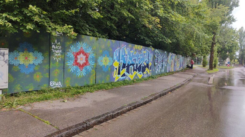 Peace Tower Jam am zukünftigen Studentenwohnheim Lechbrücke in Augsburg. Streetart und Graffiti auf Bauzäunen sorgen für Farbe und Miteinander. Neue Ornamente von ErwaOne und Katze Graffiti Künstler-Duo aus Ulm