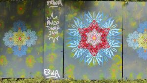 Peace Tower Jam am zukünftigen Studentenwohnheim Lechbrücke in Augsburg. Streetart und Graffiti auf Bauzäunen sorgen für Farbe und Miteinander. Neue Ornamente by ErwaOne urbane Kunst
