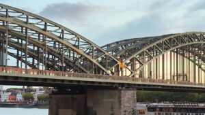 Zugbrücke Köln Hauptbahnhof. Eine S-Bahn fährt vorbei.