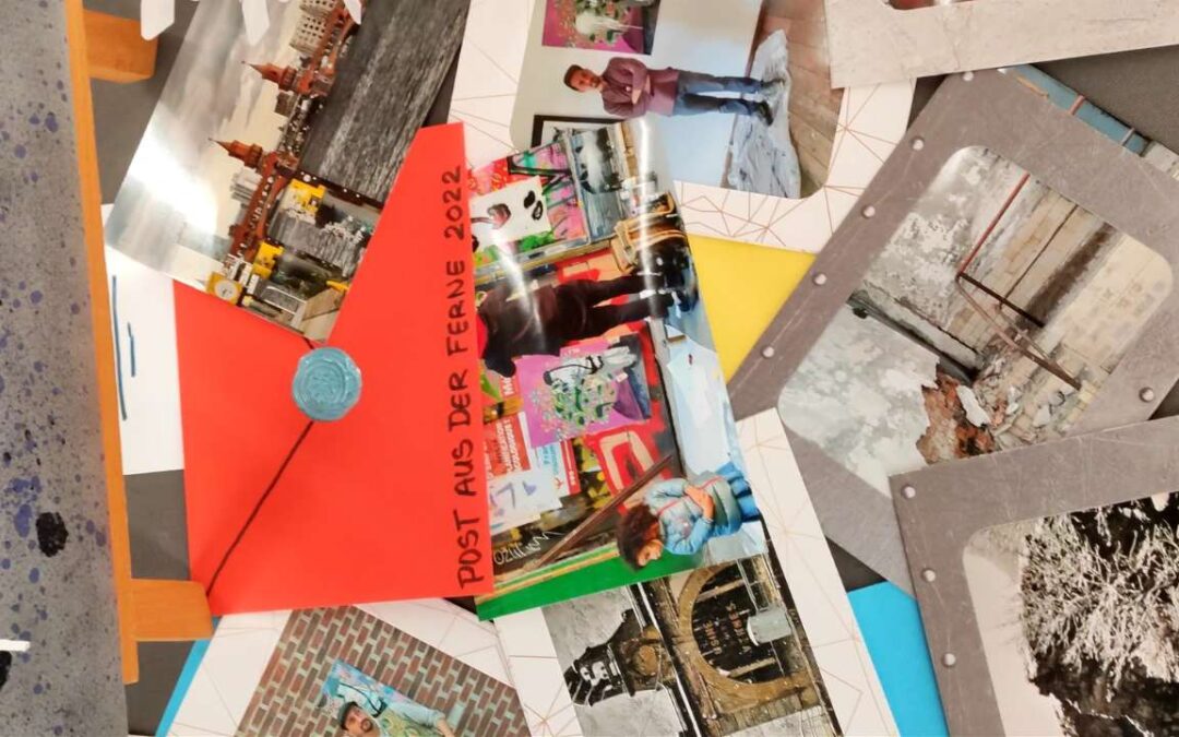 Postkarten und Fotos sowie ein roter Umschlag liegen auf einer Fläche verteilt. Solo Ausstellung des renommierten Künstlers Erwa.one