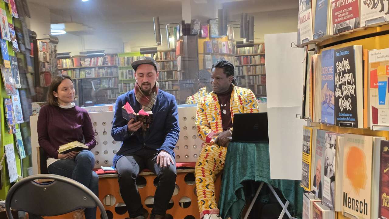 Lesung Buch Cave72 afrikanischer Autor Fann Attiki aus Brazzaville, ErwaOne als deutsch-französischer Dolmetscher, ErwaOne liest die deutschsprachige Version aus dem Buch Cave72 vor