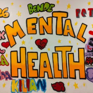 Kunstprojekt Mental Health Coach an Schulen. Graffiti-Wandbild im Keller des Förderzentrums entstanden mit Schülern und dem Künstler Erwa.One. Der Schriftzug Mental Health steht in großen organgenen Farbtönen im Zentrum der Wand. Darum herum Namen der Teilnehmer in verschiedenen Farben, sowie gelbe Sterne als Verbindendes Element.