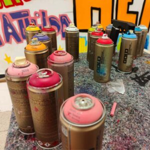 Kunstprojekt Mental Health Mood Bild mit sprühdosen auf einem Tisch