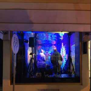 Polka Raum Pfprzheim 6. Pforzheimer kulturnacht. Menschen sind in der Klangraum Installation des künstlers ErwaOne und bewundern die wechselnden Motive