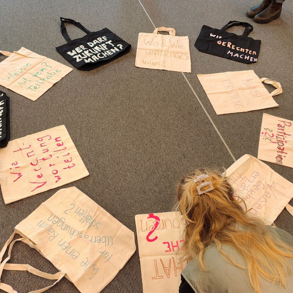 Wissenschaftliche Tagung Neue Kulturgeographie 2025 in Augsburg zum Thema "Speculative geographies of the new climate regime". Teilnahme am mLab, um Taschen mit Fragen zu bemalen und diese in die Welt zu tragen.