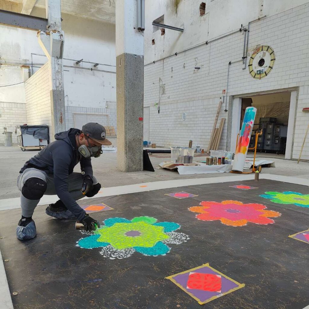 Streetart Künstler Erwa.One bei der Vorbereitung eines riesigen Kunstwerkes mit seinem Designkonzept Neue Ornamente für die Pforzheimer Kulturnacht. Er besprüht eine Plane in einem ehemaligen Schalchthof, welches inzwischen eine Zwischennutzung für Wohnen, Kunst und Kultur und Ateliers ist.