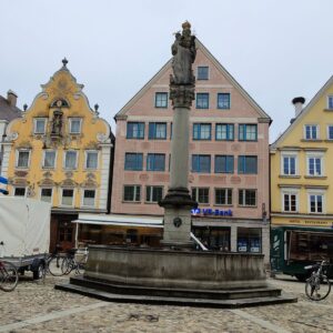 Mindelheim Marktplatz mit Brunnen Maximiliansstrasse Schwaben Unterallgäu