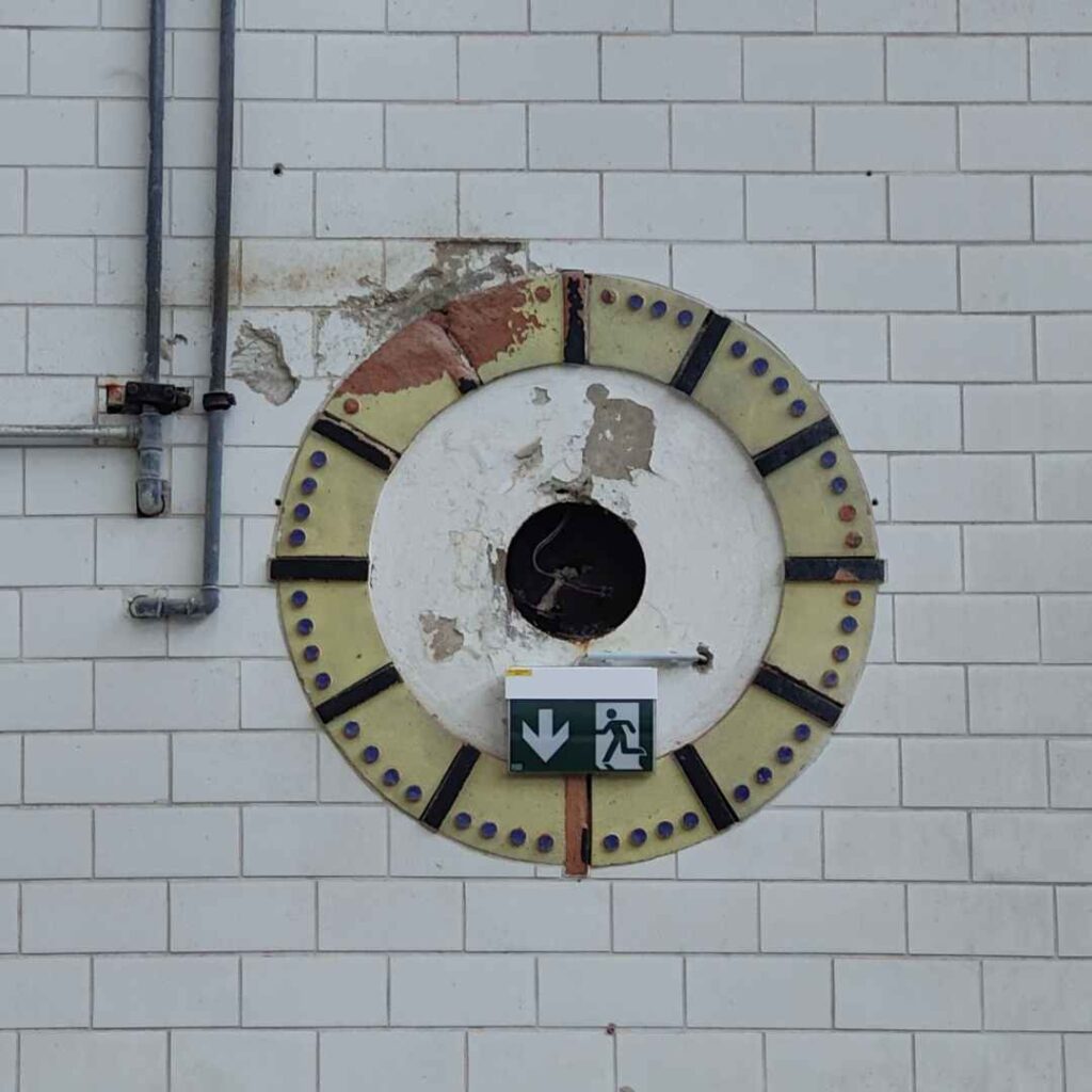 Mood Bild Alter Schlachthof Pforzheim Eine ehemalige Uhr an eienr Wand formt eine abstrakte Fotografie-Komposition