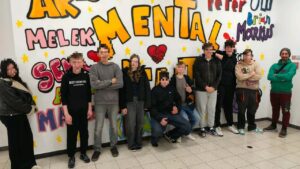 Gruppenfoto der Teilnehmer am Kunstprojekt Mental Health an der Förderschule mit 9 Schüler:innen der Abschlussklasse