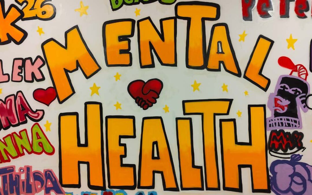 Graffiti Wand mit Wort Mental Health und namen darumherum gesprüht