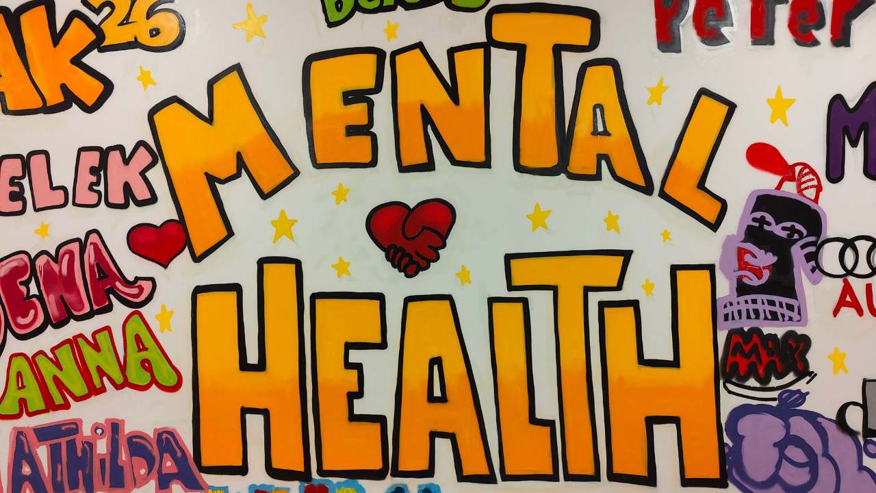 Web_Quer_2025_Mental Healtch Wandbild Graffiti Wand mit Wort Mental Health und namen darumherum gesprüht