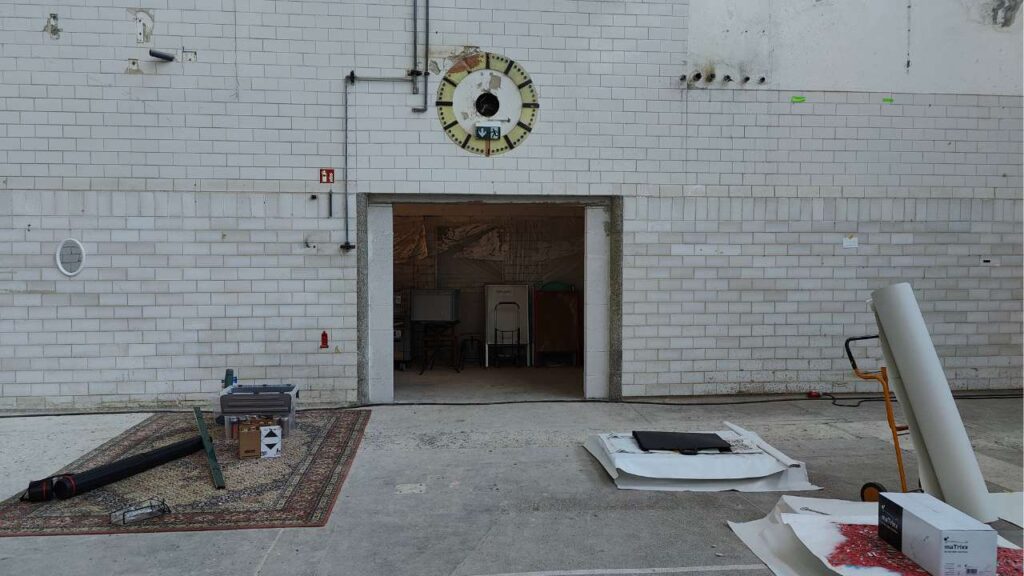 Alter Schlachthof Pforzheim Halle 2. Gegenstände liegen auf dem Boden. Provisorisches Atelier zur Erstellung der Kunstwerke für die Pforzheimer Kulturnacht.