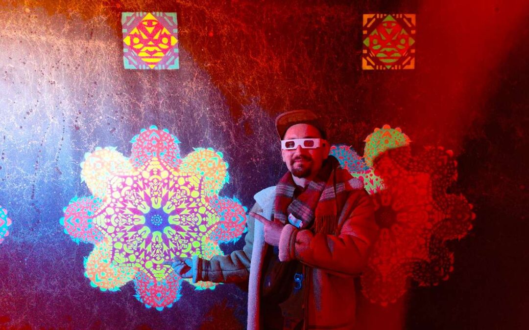 Der Künstler Erwa.One zeigt auf ein Element seiner Klangrauminstallation in Pforzheim im Rahmen der 6. Pforzheimer Kulturnacht.