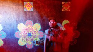 Der Künstler Erwa.One zeigt auf ein Element seiner Klangrauminstallation in Pforzheim im Rahmen der 6. Pforzheimer Kulturnacht.