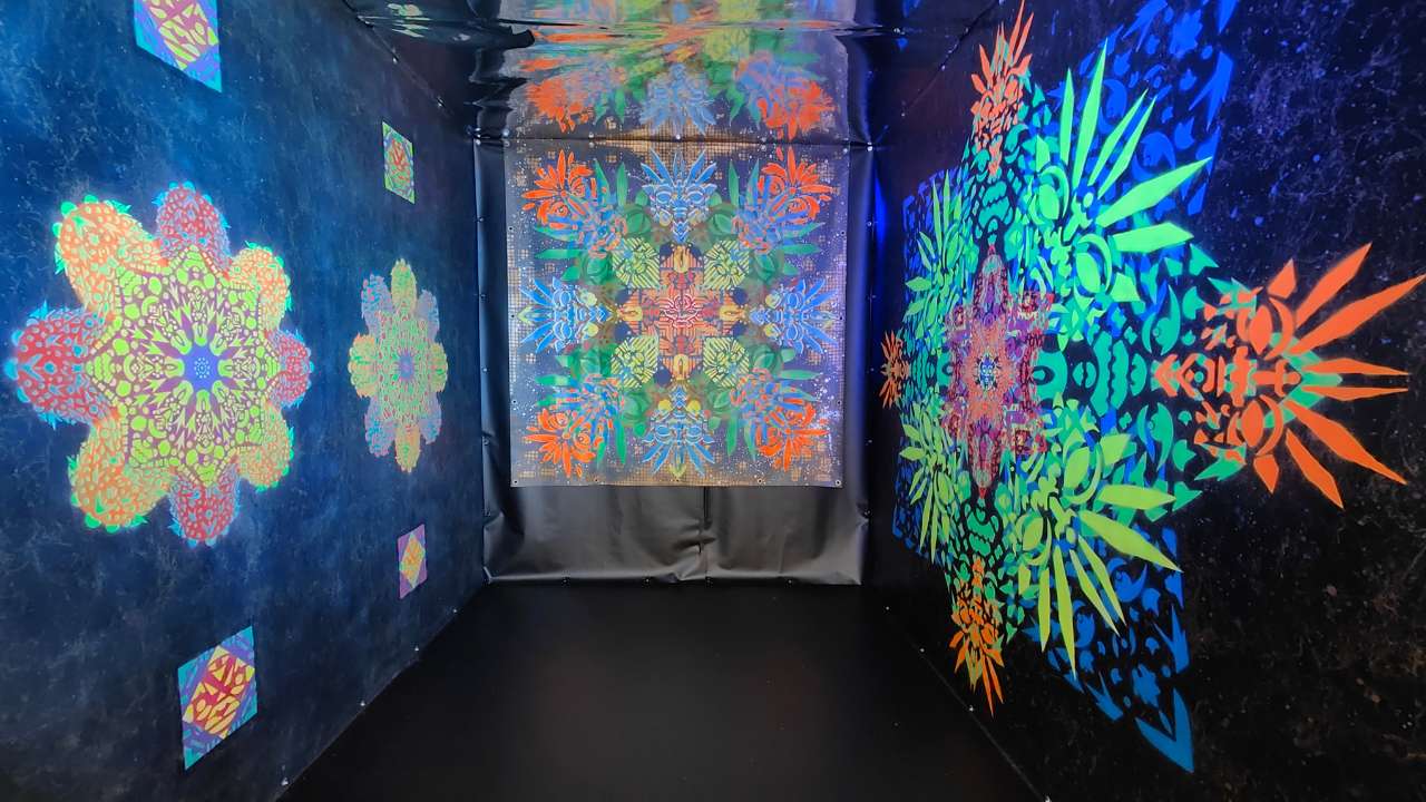 Klangraum Pforzheimer kulturnacht ganze Breite fotografiert. Verschiednee motiven auf allen Wandflächen