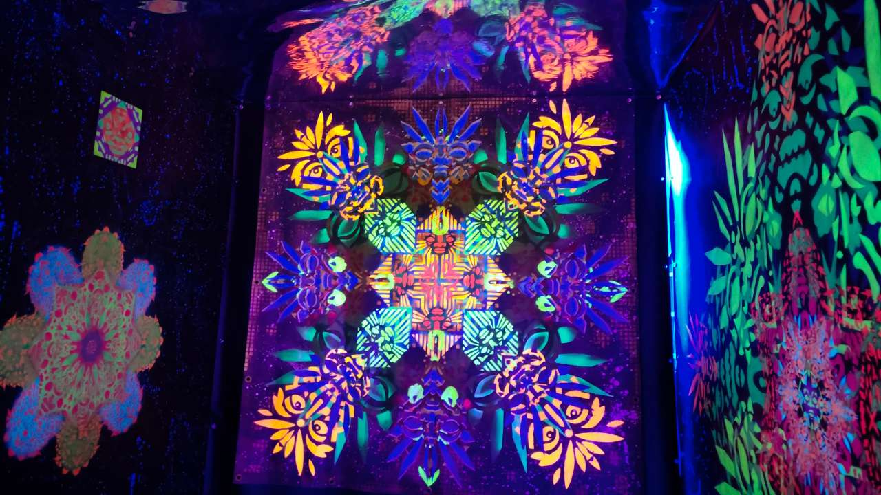 Klangraum Installation pforzheim Blick auf den Raum mit lauter bunt lecuhtenendn Geomeitrien der neuen Ornamente des Künstler ErwaOne