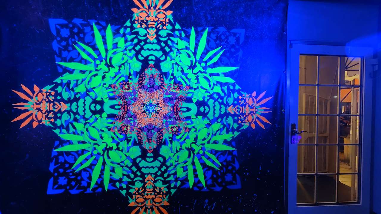 Leuchtendes Ornament in der Klangrauminstallation von ErwaOne im Rahmen der 6. Pforzheimer Kulturnacht. Rechts Tür zur Dillsteinerstrasse.