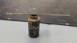 Mood Liquid Gold Montana Tinte mit einem Pinsel der quer darauf liegt.