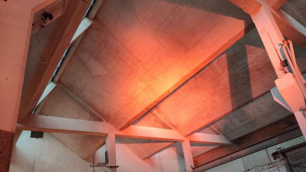 Mood bild Alter Schlachthof Pforzheim beleuchtete Decke mit orange-rotem Licht. Decken-Architektur