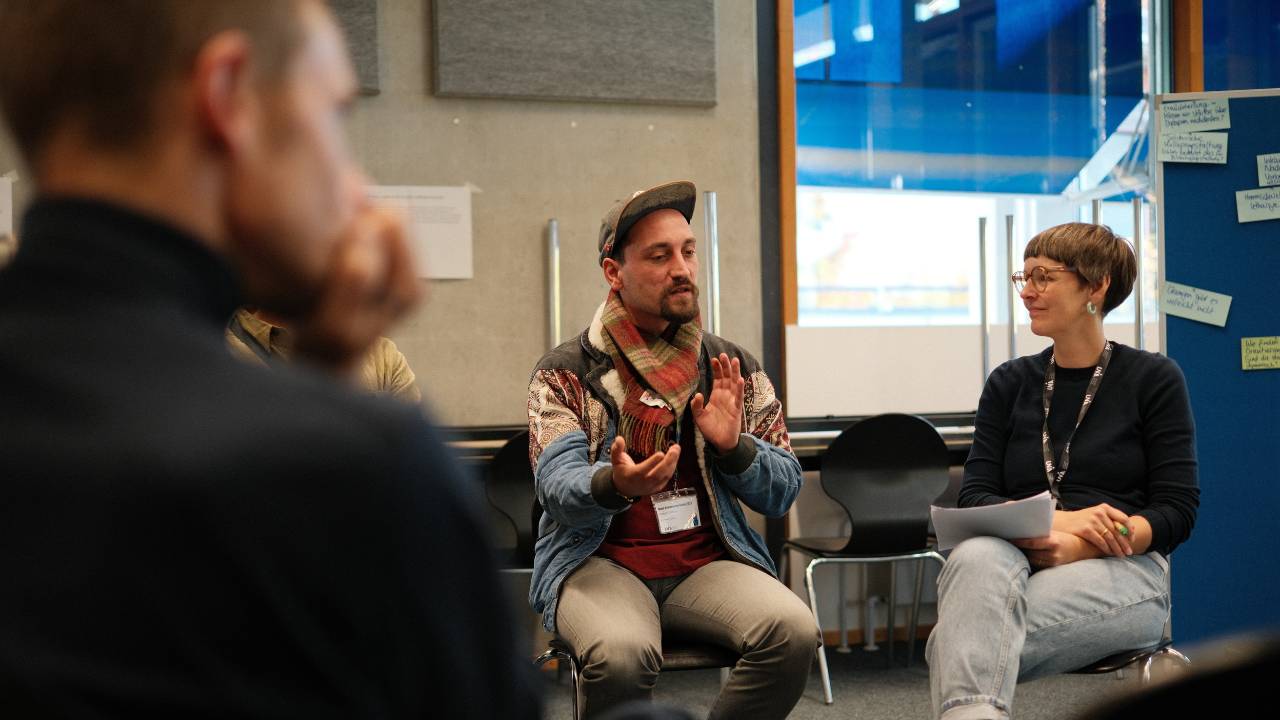 Künstler Erwa.One während seines Redebeitrags zum Thema "Streetart als Change Agent im neuen Klimaregime" im Workshop zum Thema geographische Bildung für planetare Zukünfte