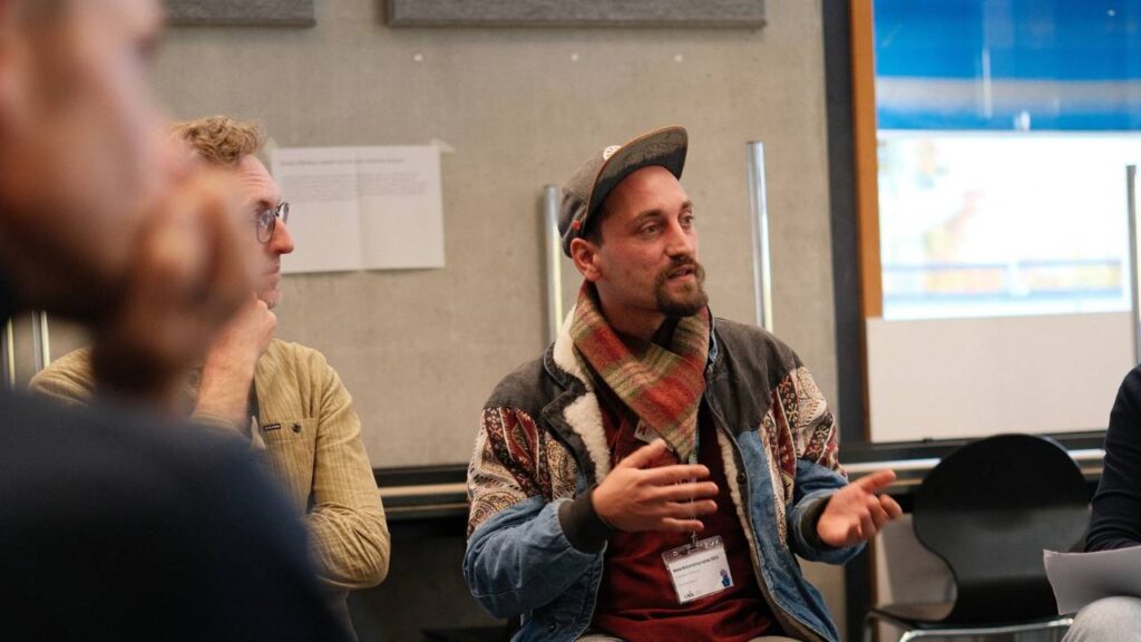 Künstler Erwa.One während seines Redebeitrags zum Thema "Streetart als Change Agent im neuen Klimaregime" im Workshop zum Thema geographische Bildung für planetare Zukünfte