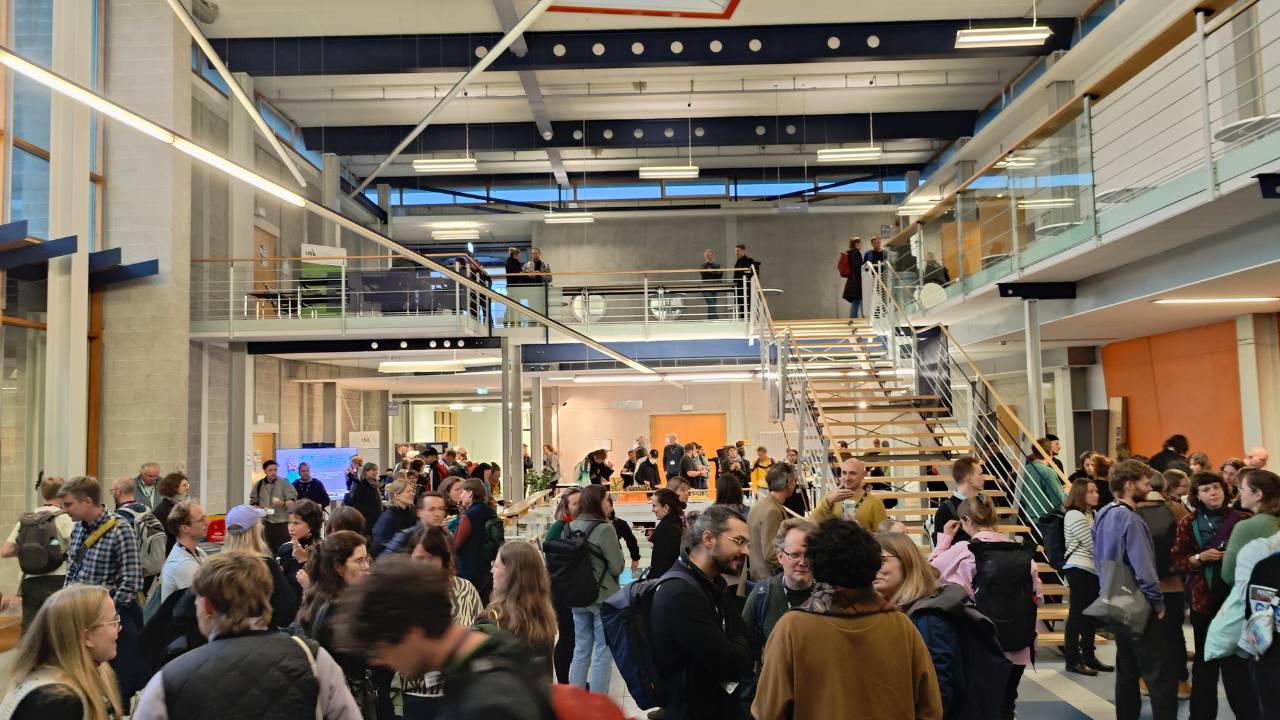 Wissenschaftliche Tagung Neue Kulturgeographie 2025 in Augsburg zum Thema "Speculative geographies of the new climate regime". Menschenmenge im Gebäude H der Universität Augsburg (Jura). Wissenschaftler und kritische Geographen