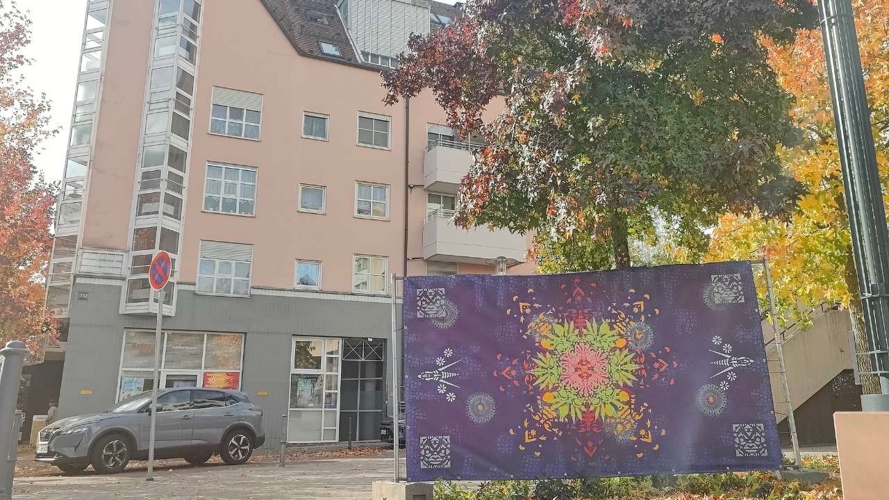 ErwaOne Pforzheimer Kulturnacht Kunst im öffentlichen Raum mit Werkpräsentation von besprühten Banner mit den "Neuen Ornamenten". Auf dem Bild in Pforzheim-Brötzingen zu sehen, gegenüber vom Stadtmuseum.