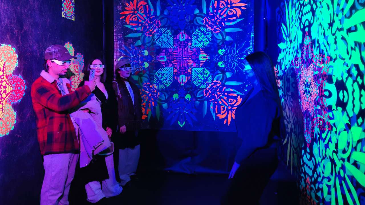 ErwaOne Pforzheimer Kulturnacht Klangraum Installation Dillsteinerstrasse, mehrere junge Menschen stehen im bunt gesprühten Raum und machen Fotos