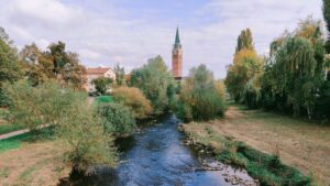 Pforzheim Nagold Auen mit Blick auf Kirchturm und den begrünten Seitenstriefen zum Fluss