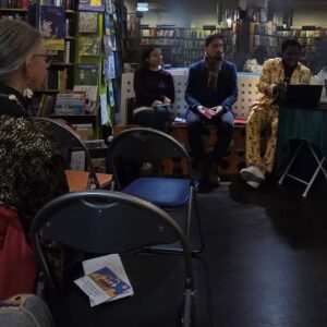 Lesung Buch Cave72 afrikanischer Autor Fann Attiki aus Brazzaville, ErwaOne als deutsch-französischer Dolmetscher, Die moderatorin julia kabatas sitzt links, in der mitte erwa.one und rechts Fann Attiki.