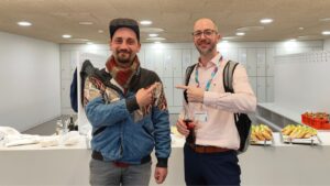 Wissenschaftliche Tagung Neue Kulturgeographie 2025 in Augsburg zum Thema "Speculative geographies of the new climate regime". Erwa.One zeigt auf Prof. Dr. Markus Keck, welcher die wissenschaftliche Konferenz veranstaltet hat