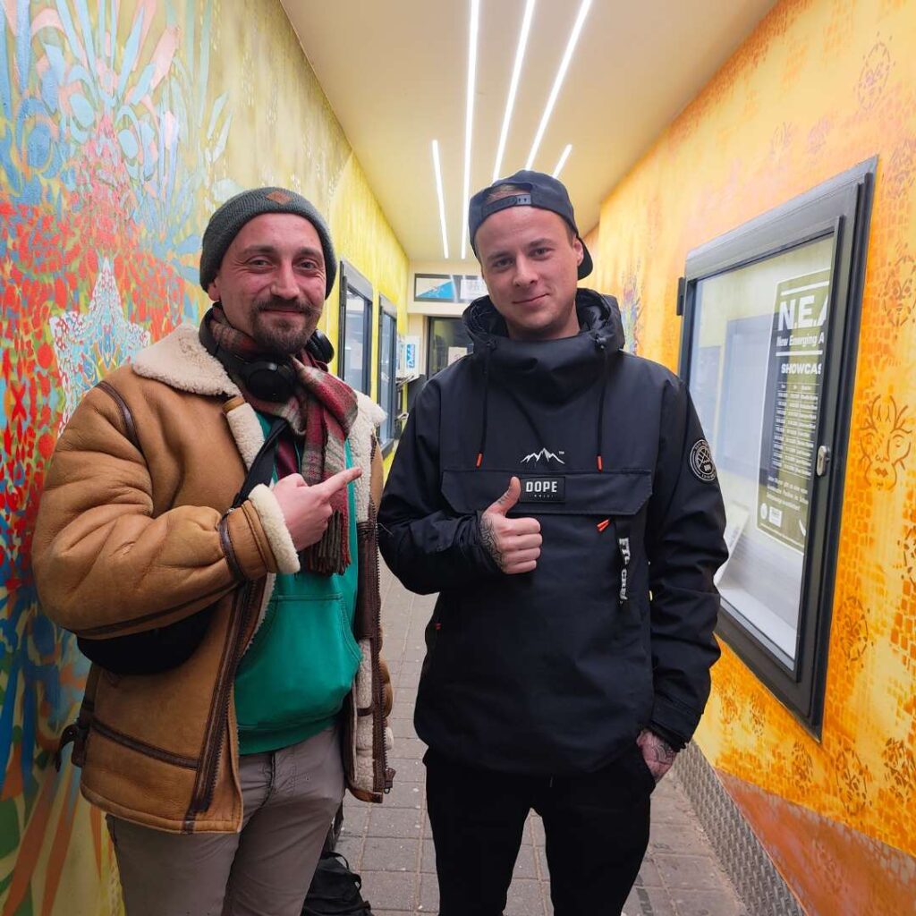 N.E.A. - New emerging artists Ausstellungsreihe in der Zederpassage von Landsberg am lech zeigt neue künstlerische Positionen. Im Bild links: Kurator Vincent Göhlich aka Erwa.One und rechts Tattoo-Künstler Joel Hausner