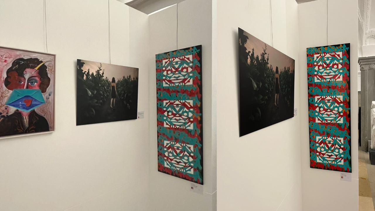 Künstlerische Foto-Collage: Zwei Kunstwerke auf Leinwand im Rahmen der Jahresausstellung des BBK Berufsverband bildender Künstler Allgäu Schwaben Süd e.V. auf einer weißen Wand in der Residenz und dem Hofgartensaal von Kempten