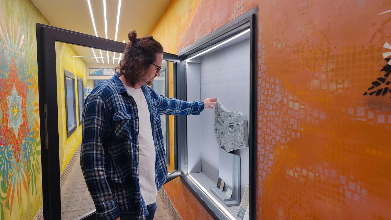 N.E.A. - New emerging artists Ausstellungsreihe in der Zederpassage von Landsberg am lech zeigt neue künstlerische Positionen. Kuration durch Streetart-Künstler Erwa.One. Skulpteur Franz Mair Scultura positioniert seine Skulptur ein Kunstwerk aus Marmor im Schaufenster der Zederpassage auf.