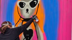 U27 Streetart Stipendium Landsberg am Lech 2025 zur Förderung der Kreativität von jungen Heranwachsenden und nachhaltigen Verschönerung des öffentlichen Raumes. Träger Kreisjugendring Landsberg. Konzept und Umsetzung Erwa.One. Streetart-Stipendiatin Jeanne Thier gestaltet ein Garagentor mit einem Hasen-Motiv.