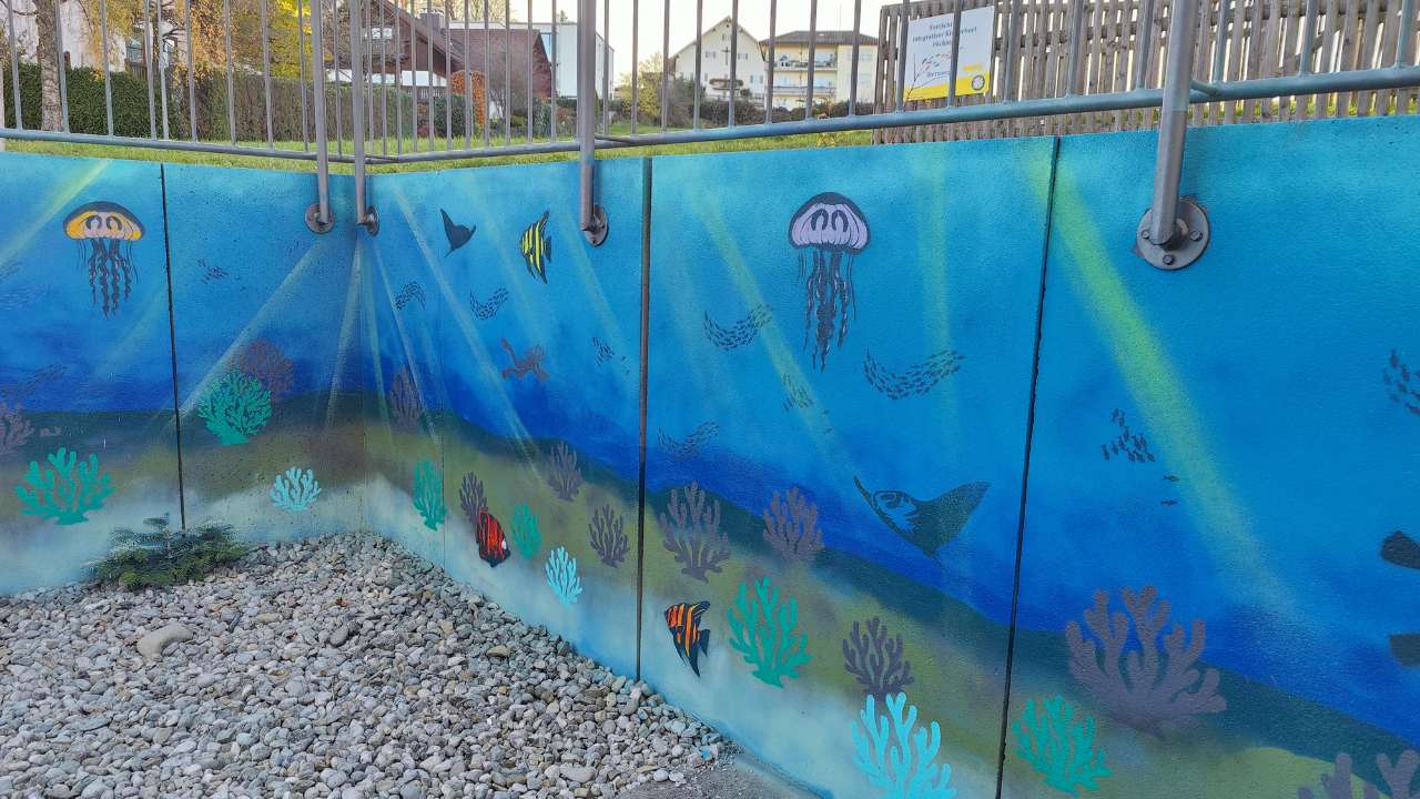 Kunstprojekt offene Jugendarbeit in Pöcking am Starnberger See. Thema des Streetart-Projektes "Unterwasserwelt" auf einer Betonmauer am Schwimmbad von Pöcking. Fertiges Wandbild